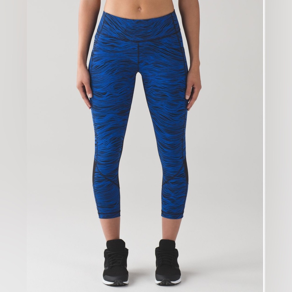 Lululemon Pace Rival Crop (22")
 Lines Cerulean Blue Black / Black
Size: 4
60